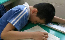 Cô giáo mỉa mai học sinh "đội sổ" trong buổi họp phụ huynh, người mẹ đáp gọn một câu khiến cả phòng chết lặng vì xấu hổ