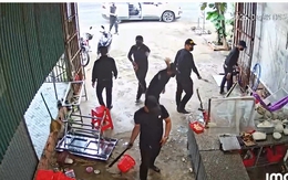 CLIP: Nhóm côn đồ mặc toàn đồ đen hung hãn đập phá quán phở