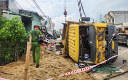 Xe tải chở cát va chạm 3 xe máy rồi đâm vào nhà dân, 5 người thương vong