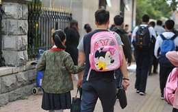 Con gái vùng vằng không chịu để bố đưa đi học, bà mẹ Hà Nội chết lặng khi nghe nguyên nhân: "Tôi sốc vô cùng!"