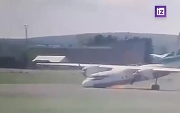 Cú hạ cánh tóe lửa của máy bay An-24 ở Irkutsk