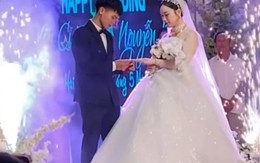 Ảnh hiếm vợ Hồ Văn Cường vàng đeo trĩu cổ lộ diện trong đám cưới ở quê, nhan sắc qua cam thường gây chú ý