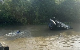 Ô tô lao xuống sông, bé 30 tháng tuổi và ông ngoại thoát chết thần kỳ