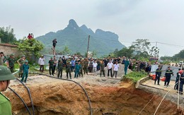 Bơm nước tìm kiếm người và xe rơi xuống 'hố tử thần' ở Bắc Kạn
