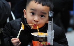 Con trai ăn mì gói trên tàu bị mắng là "không có học": Lời nói của cha khiến mọi người im lặng!