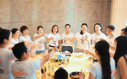 Ngạo nghễ đến họp lớp bằng Maybach, đại gia BĐS bị bạn nghèo ném tờ giấy cũ nát vào mặt: Bí mật 15 năm trước bị bóc trần!