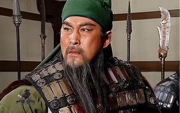 2 vị tướng đánh bại Từ Hoảng, khiến quân Tào sợ hãi nhưng Quan Vũ chỉ dùng 1 đao có thể dễ dàng giết chết