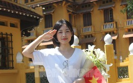 Khách nước ngoài ngưỡng mộ cách người Việt mừng 50 năm đất nước thống nhất