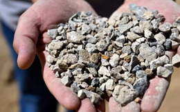 Trung Quốc vừa cấm xuất khẩu, một mặt hàng lập tức tăng giá gấp 3 lần: Là nguyên liệu cực kỳ quan trọng, Việt Nam cũng là ‘ông trùm’ thế giới với 3,5 triệu tấn