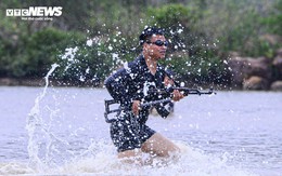 Xem cảnh sát chống khủng bố đu dây, tác chiến tổng hợp trên sông nước và đầm lầy