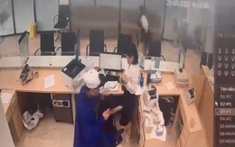 VIDEO: Người đàn ông bịt mặt xông vào ngân hàng cướp 400 triệu đồng