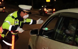 Tịch thu 250 triệu đồng trên người 2 thanh niên sinh năm 2000 và 2003, phát hiện 15 tỷ đồng vàng miếng và tiền mặt ẩn giấu