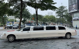 Lincoln Limousine hiếm bán lại giá 1,2 tỷ: Giá ngang Camry mới, dài gần gấp đôi C-Class, có ghế sofa, quầy bar 'sang chảnh'
