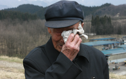 Đi họp lớp, bố chồng mang về túi bóng đen, thứ bên trong khiến mẹ chồng tức giận đòi ly hôn