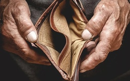 Nghiên cứu sâu về người nghèo, phát hiện ra: Người không xu dính túi, tương lai mờ mịt thường dắt túi 3 ‘gói nghèo’ này