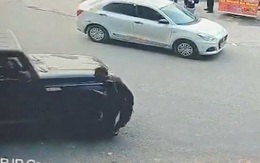 Tài xế ô tô lái xe đâm nam bảo vệ vì bị yêu cầu ngừng bấm còi