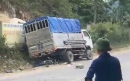 VIDEO: Xe tải tông xe máy, 2 người thương vong