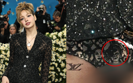 Lisa nhận bão chỉ trích tại Met Gala: Gương mặt 1 người phụ nữ nổi tiếng bị thêu ở vị trí nhạy cảm?