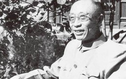 Thăm lại Cố cung, Phổ Nghi chỉ vào chiếc bình hoa và nói một câu kỳ lạ, mọi người xung quanh ngay lập tức hoảng sợ