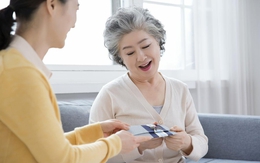 Nghe mẹ than thở bị chị dâu đối xử tệ nên tôi đón bà đến ở cùng, ngờ đâu chuỗi ngày sau đó chứng kiến toàn chuyện bất công