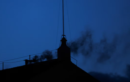 Khói đen bốc lên ở nhà nguyện Sistine, Vatican chưa bầu được Giáo hoàng