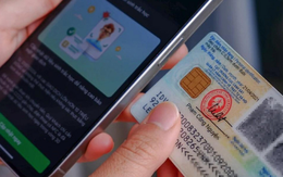 Đặt CCCD lên màn hình điện thoại theo hướng dẫn từ cuộc gọi số 0912.961.437, người phụ nữ kiểm tra tài khoản ngân hàng thì phát hiện bị trừ mất 3,5 tỷ đồng