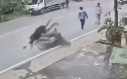 VIDEO: Xe máy tông 3 người đi bộ dưới lòng đường