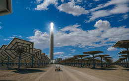 Công nghệ không tưởng: Trung Quốc biến ánh sáng thành điện suốt ngày đêm bằng 14.500 tấm gương và một tòa tháp khổng lồ cao 200m giữa sa mạc