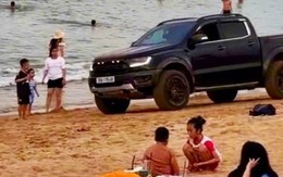Lái xe bán tải chơi ngông phóng ào ào, bóp còi inh ỏi trên bãi biển đông người