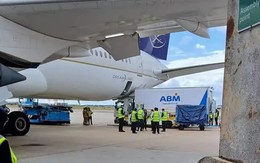 Máy bay bị xe tải đâm thủng bụng, lỗi khó tin của tài xế