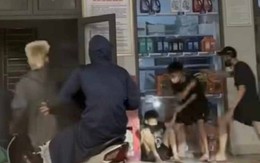 VIDEO: Hàng chục thanh niên cầm hung khí "hỗn chiến" gây náo loạn tại cây xăng