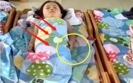 Cô giáo gửi video con gái ngủ trưa, nhìn xuống bàn tay con, bà mẹ bật khóc ngay vì chi tiết này!