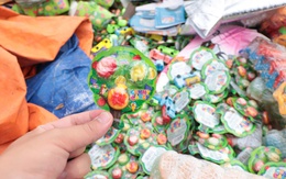 Cửa hàng đóng cửa, hàng hóa không rõ nguồn gốc vứt ngổn ngang ở bờ đường: Việc xác minh làm rõ là cần thiết để đảm bảo quyền lợi cho người dân