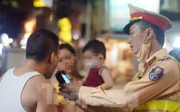 Phát hiện nhiều tài xế vi phạm nồng độ cồn khi chở vợ, con ở phố cổ Hà Nội