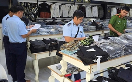 Bất ngờ ập vào kiểm tra một cửa hàng thời trang, phát hiện sự thật bên trong