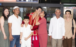 Mẹ á vương Vũ Linh bật khóc tại sân bay