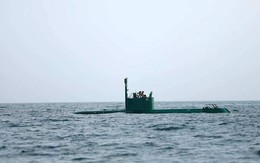 Iran lần đầu dùng tên lửa phóng từ tàu ngầm tấn công Israel