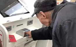 Ra ATM rút tiền để đi chợ, cụ ông 72 tuổi choáng váng vì có tiền giả: Ngân hàng thẳng thừng nói "Không liên quan!"