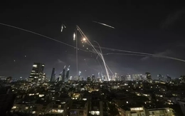 Hàng trăm tên lửa đạn đạo Iran lao về phía Israel