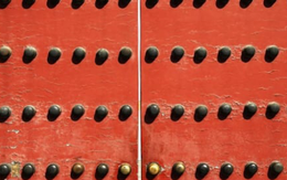 81 chiếc đinh trên cổng Tử Cấm Thành có bí mật gì mà không ai dám chạm vào?