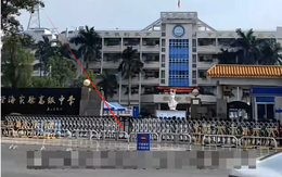 Không bóng cha mẹ chờ trước cổng trường mùa thi đại học: 1 tỉnh khiến cả Trung Quốc sửng sốt vì lý do này