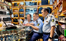 Bất ngờ kiểm tra 2 cửa hàng tại Saigon Square, phát hiện sự thật bên trong