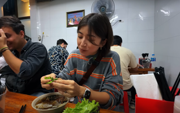 Khách Trung Quốc ăn thử 1 món bún Việt Nam, ngay miếng đầu đã thốt lên: "Hương vị vươn tầm vũ trụ”