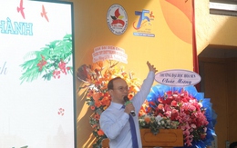 Hiệu trưởng gây sốt nhiều diễn đàn: Dáng vẻ cố gắng của các em là điều tuyệt vời nhất!