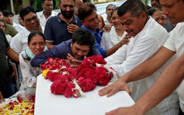 Nghẹn lòng lễ tang các nạn nhân trong vụ rơi máy bay tại Ấn Độ: Quan tài trắng phủ đầy hoa, người thân không thể nhìn lần cuối do thi thể biến dạng nghiêm trọng