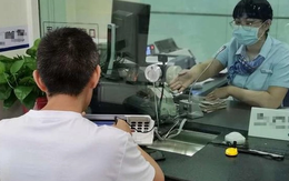 Nhận được 55 triệu đồng chuyển khoản nhầm, người đàn ông đến ngân hàng để hoàn trả thì nhận thông báo: Người này đã qua đời từ tháng trước?