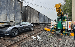 Tesla Model 3 gây tai nạn với tàu hỏa, tài xế khẳng định: "Do chế độ tự lái"