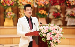 Mẹ và vợ bên cạnh NSND Quốc Hưng trong ngày nhậm chức Giám đốc Học viện Âm nhạc Quốc gia Việt Nam