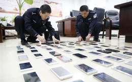 Tịch thu 1.800 điện thoại di động hoạt động cùng lúc và 7 tỷ đồng tiền mặt trong căn phòng trọ mở điều hoà 24/7