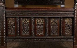 Chiếc giường gỗ bị bỏ lại trong bãi đậu xe được bán hơn 600 tỷ đồng